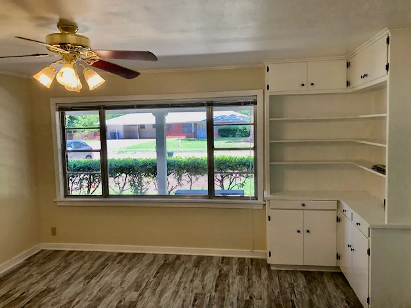 Updated In Broadmoor-Beautiful 4/3 Close To Schools/Park/Shopping/Duck Pond/Library — Photo 4