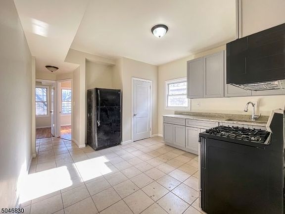 3rd image of 44-46 Baldwin Ave #2