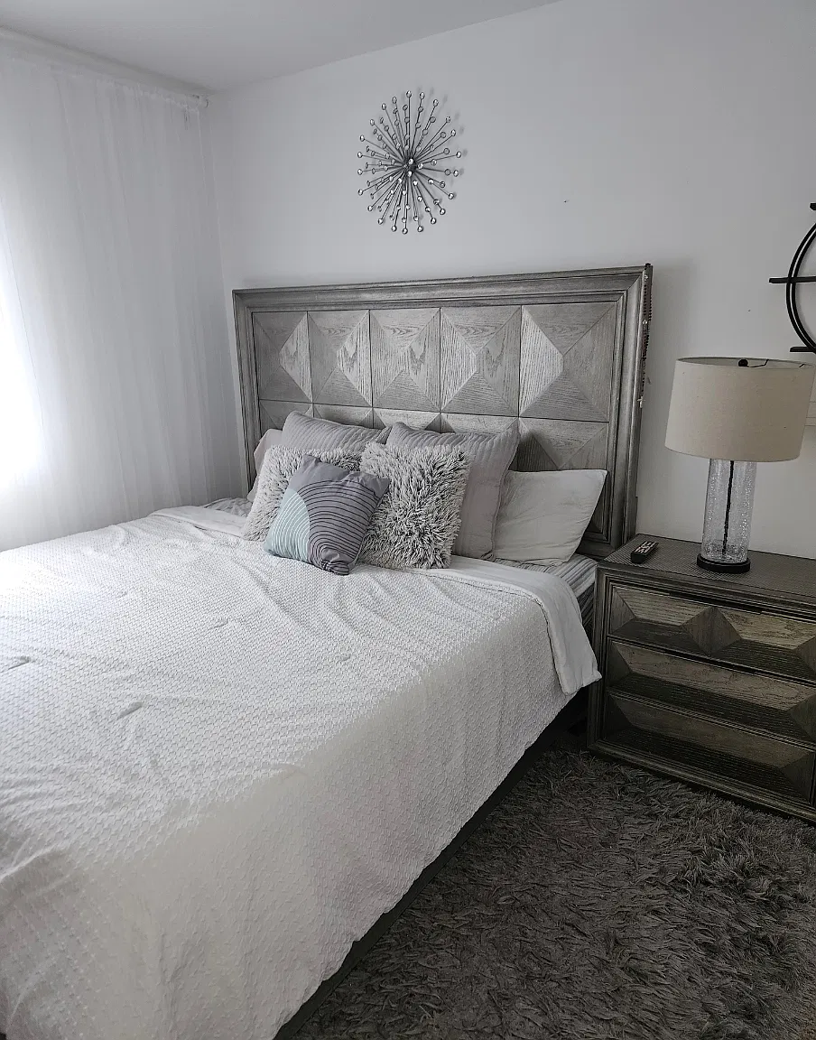 4 bed, 2.5 bath, 2600 sqft, $880 — Photo 1