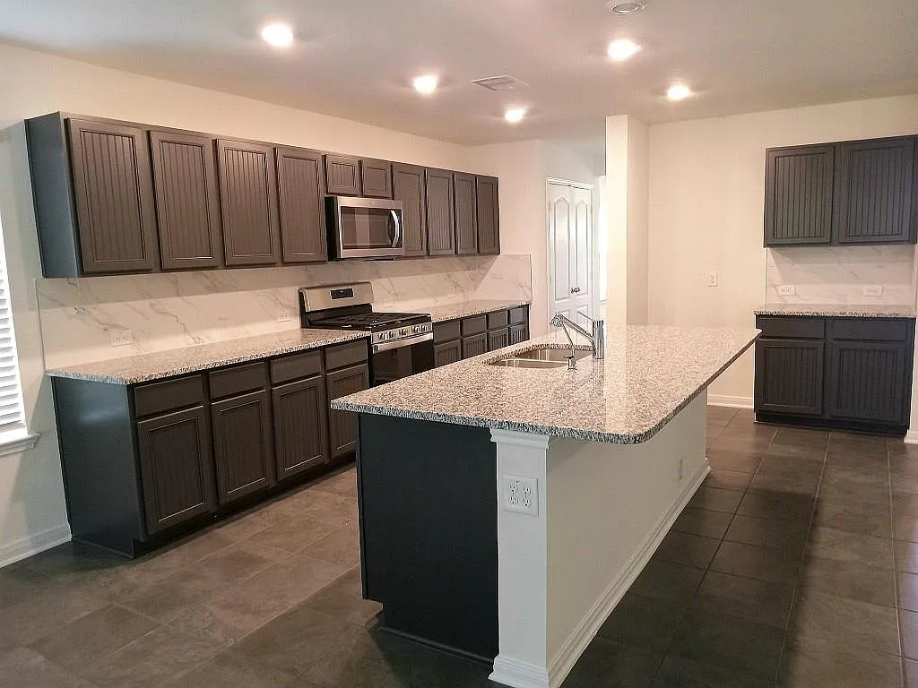 4 bed, 2.5 bath, 3130 sqft, $2,650 — Photo 2