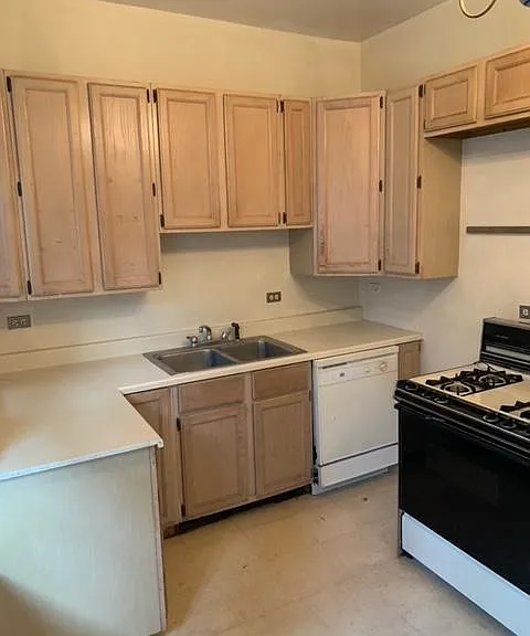 2238 N Lincoln Ave — Photo 4