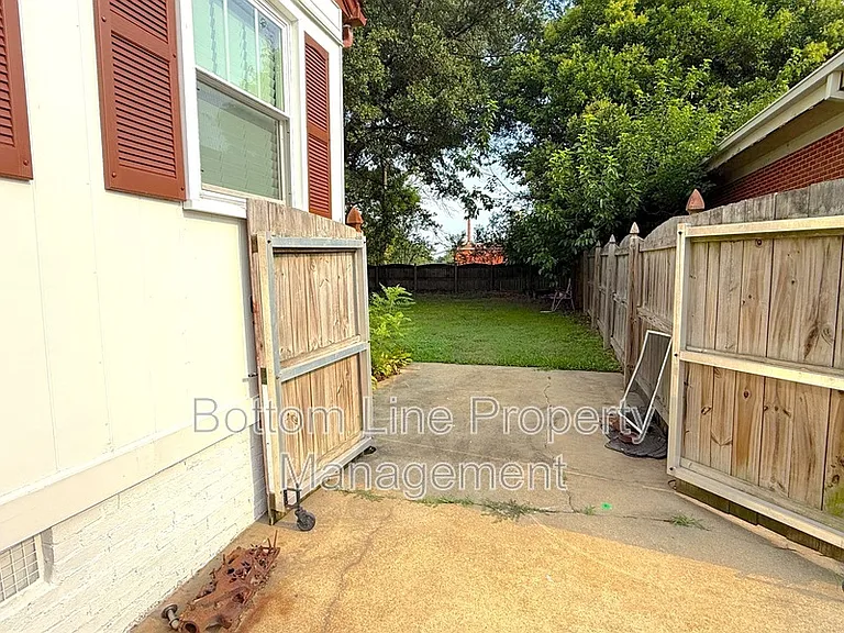 114 W College St — Photo 13