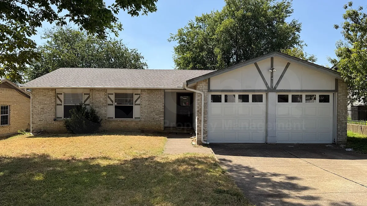 3 bed, 2.0 bath, 1182 sqft, $1,800 — Photo 1