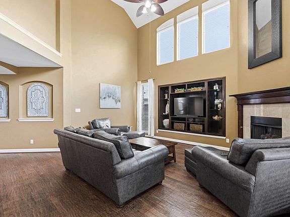 3rd image of 1611 Boxwood Ln