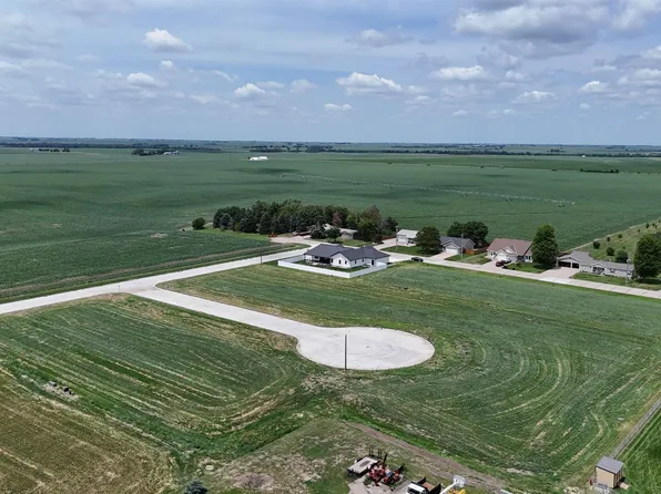 13 B St, Hampton, NE 68843