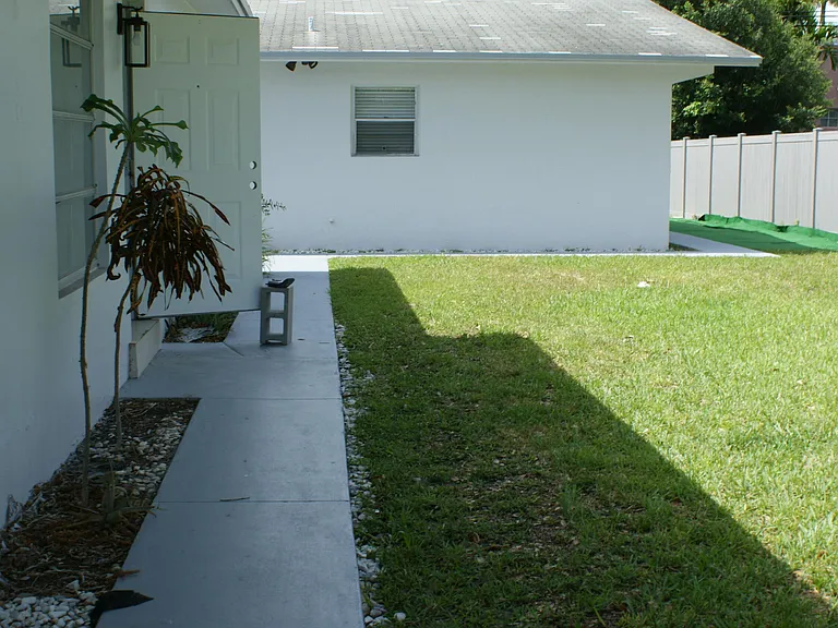 6109 SW 30th St #3 — Photo 2