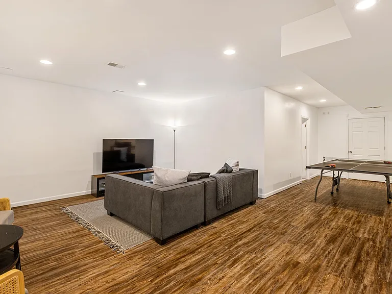 1181 Davis Ave — Photo 40