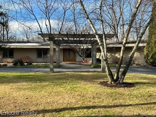 23180 Laurel Valley St, Southfield, MI 48034