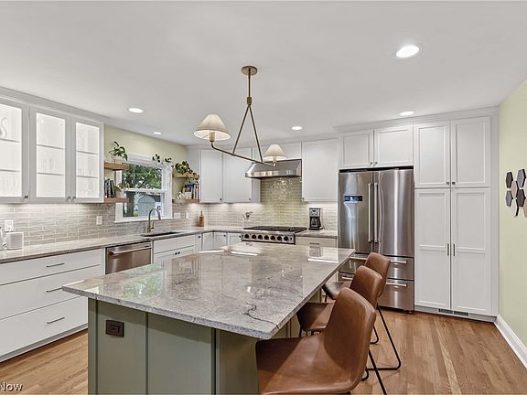 3rd image of 423 Bates Dr