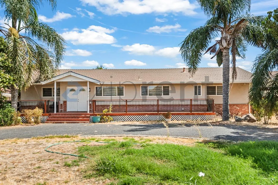 3 bed, 2.5 bath, 1951 sqft, $3,200 — Photo 3