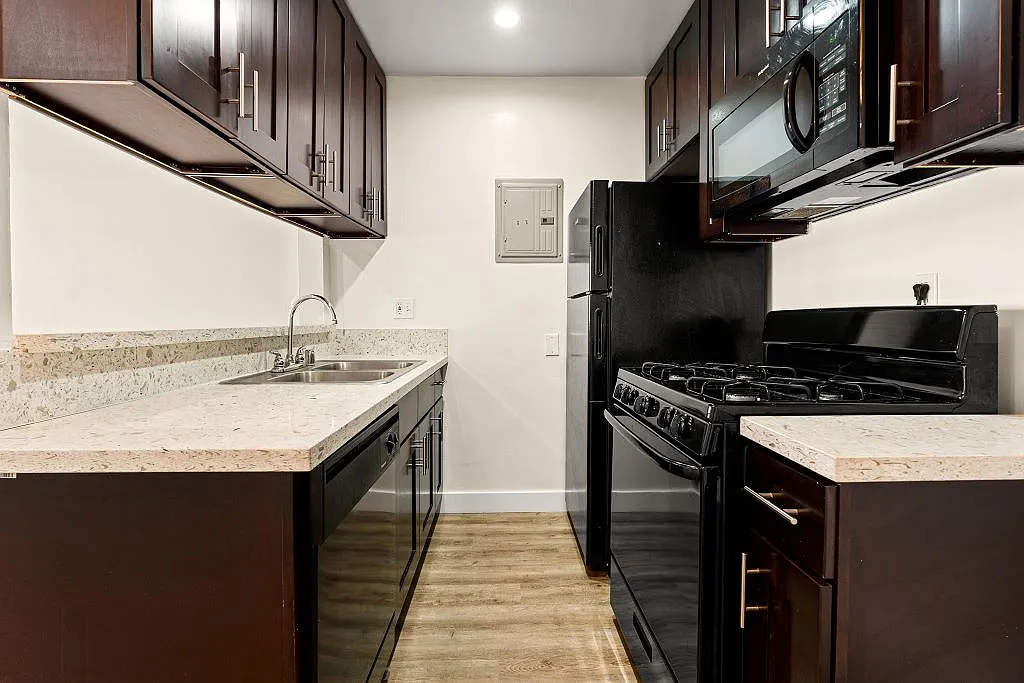Riverside Villa Apartments — Photo 3