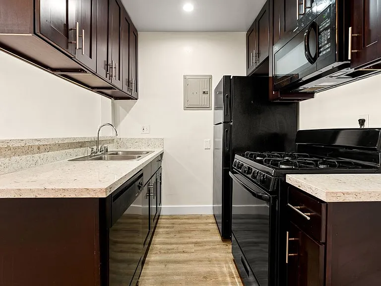 Riverside Villa Apartments — Photo 3