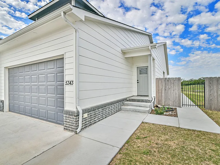 5343 N Pinecrest St — Photo 3