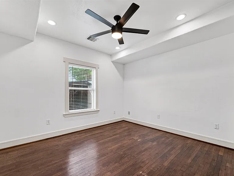 7030 Sidney St — Photo 26