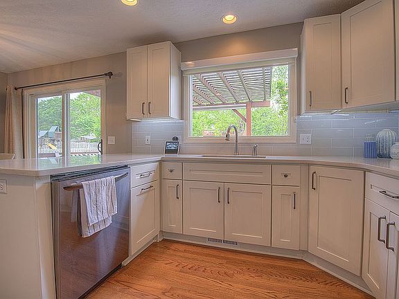4th image of 4924 N 136th St
