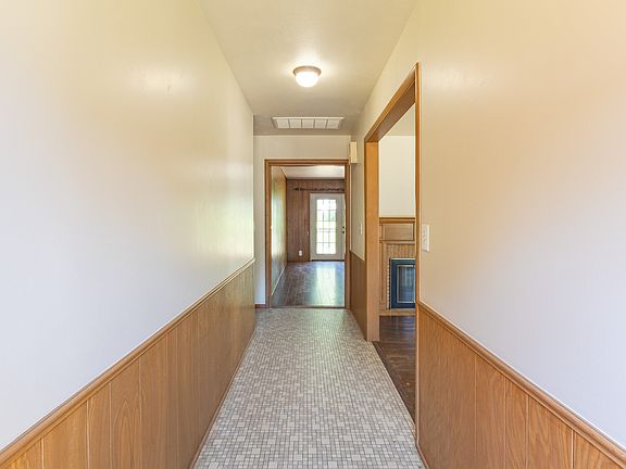 2nd image of 721 W Lakeshore Dr
