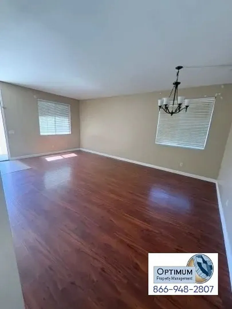 Spacious 5-Bedroom Single-Story Home in Victorville 3 Baths & 2-Car Garage — Photo 3