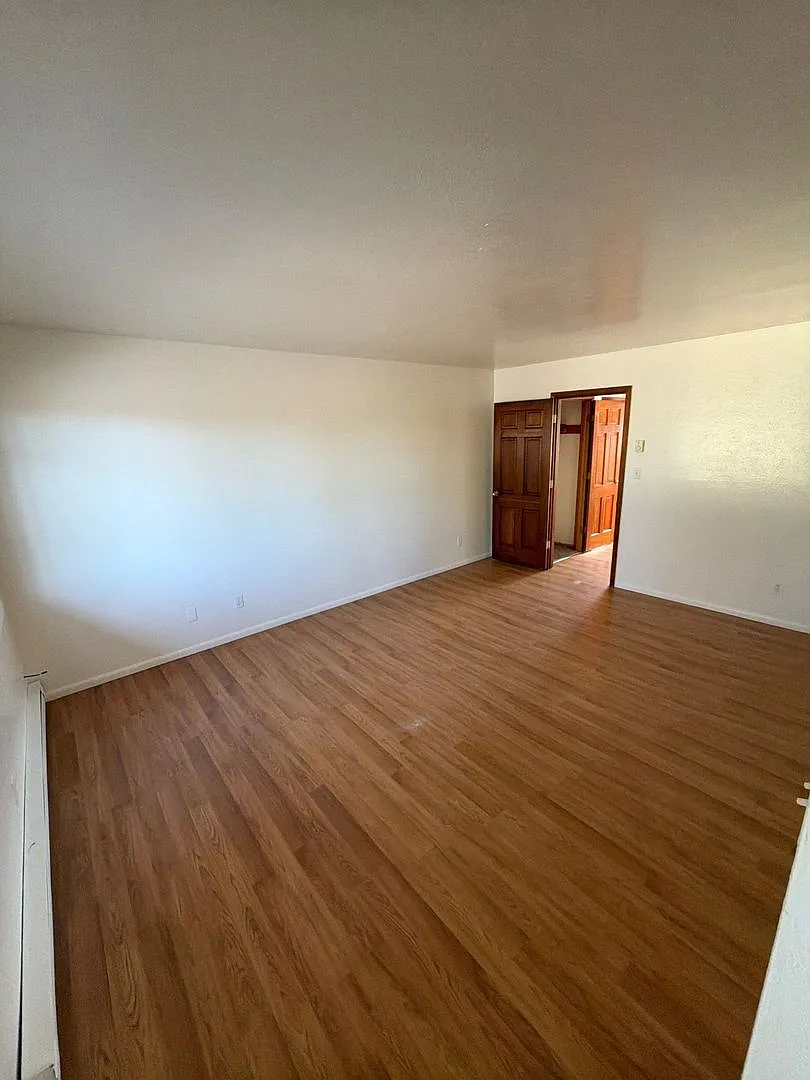 280 SE Orchard Ave — Photo 3