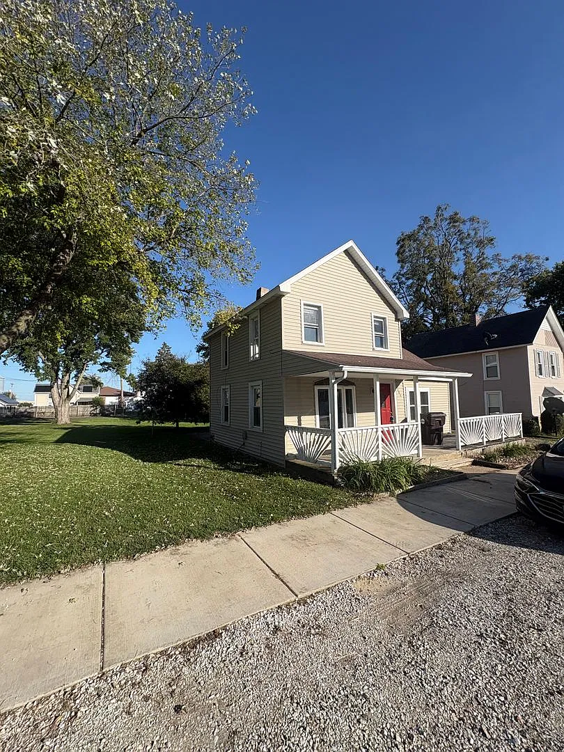 3 Bedroom Home in Dunlap Fireplace, Large Yard & Storage Shed — Photo 3