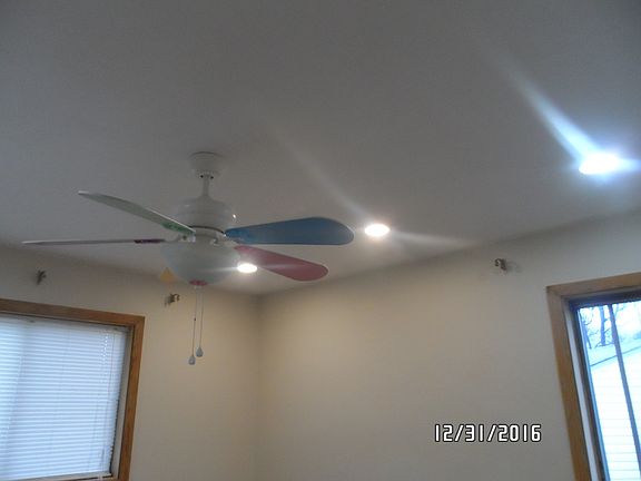 2nd bdrm w/recessed lights