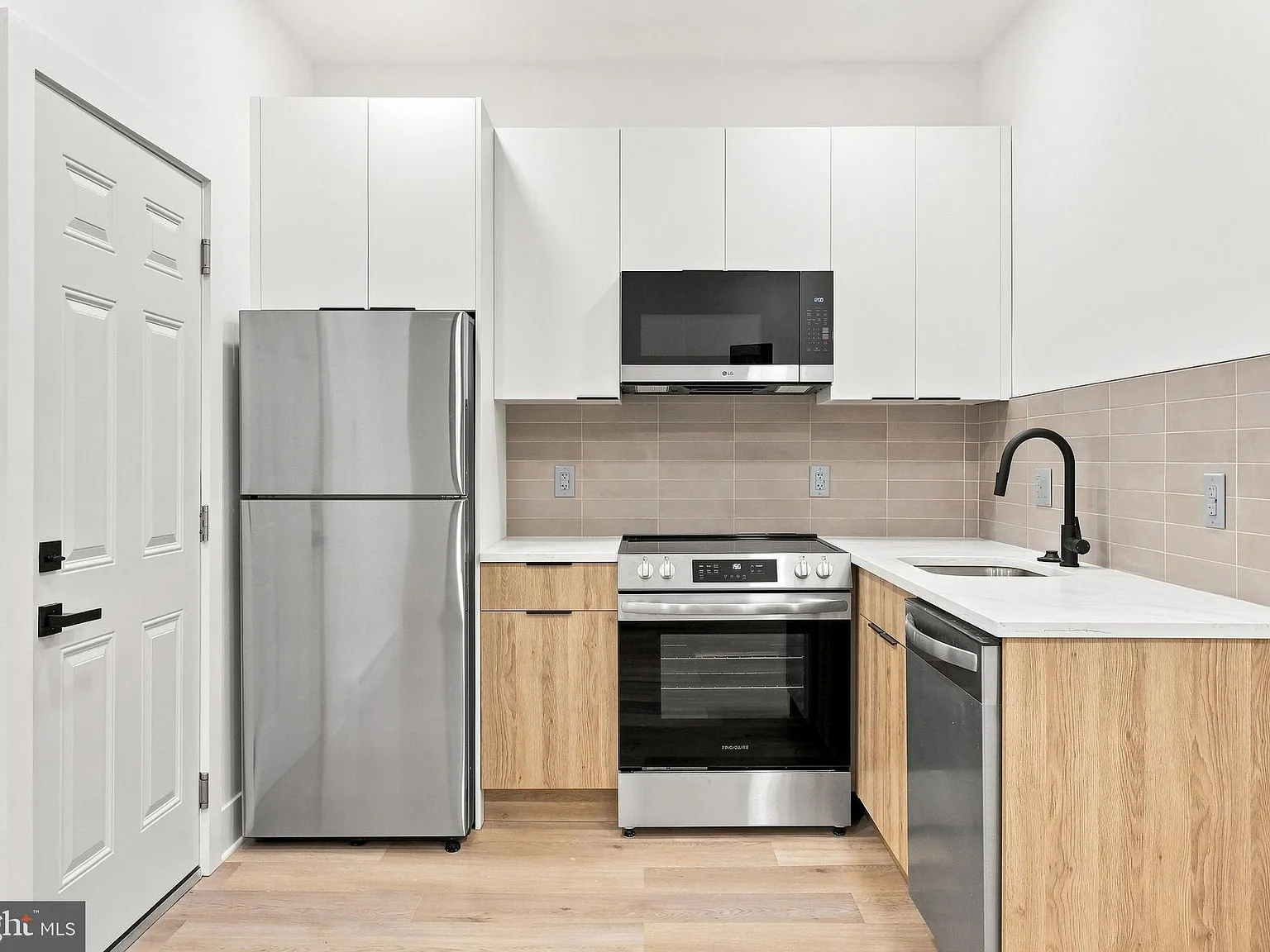 1 bed, 1.0 bath, 400 sqft, $975 — Photo 3