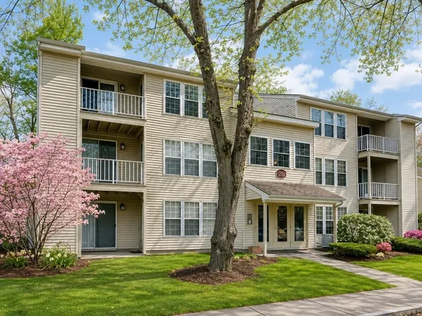 26 Walden Dr APT 1, Natick, MA 01760