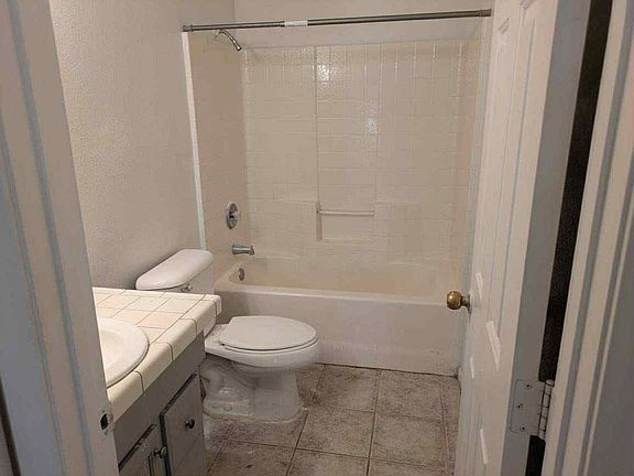 5th image of 670 E Bourbon St Unit 5