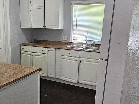 5th image of 817 Middle St