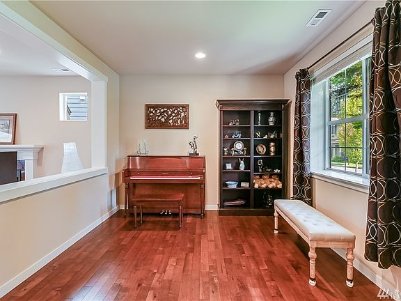 3rd image of 10441 Sheridan Cres NE