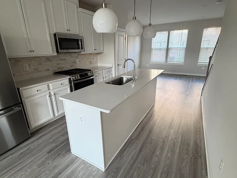 2560 Nicholson St — Photo 30
