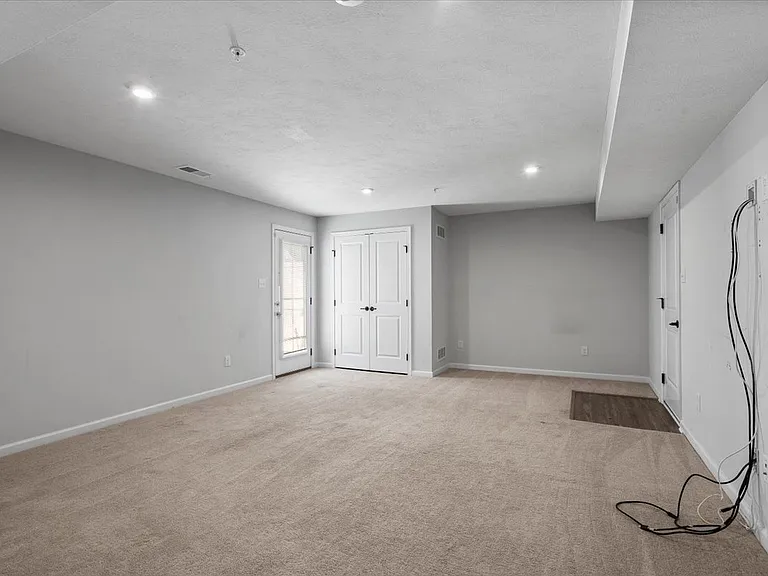 150 Curtis Ct — Photo 2