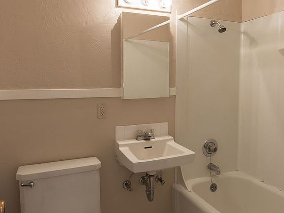 5th image of 261 E Poplar St