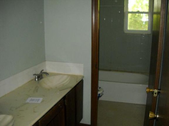 3rd image of 1208 Golfview Dr