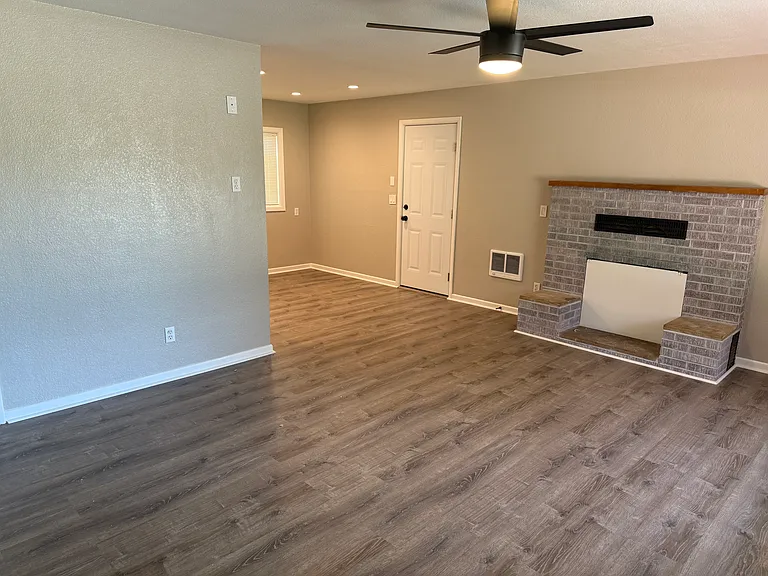 406 Hillview Dr — Photo 6