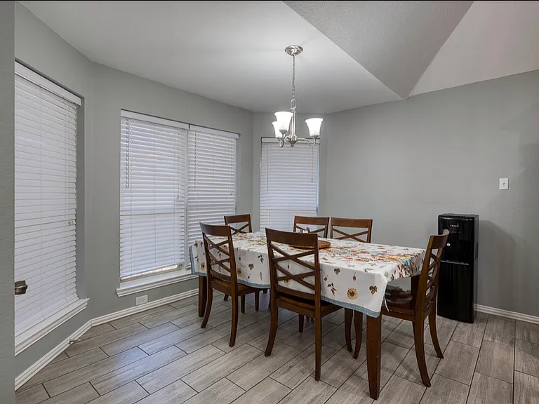 8423 Creekbluff Dr — Photo 6