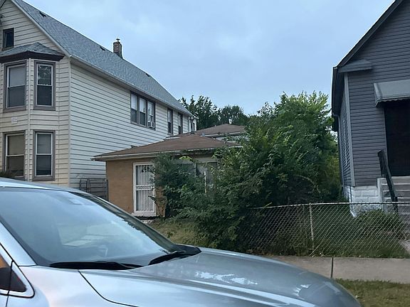 2nd image of 204 W 111th Pl