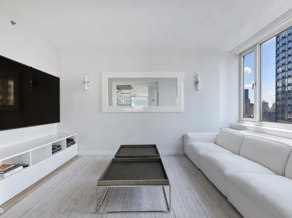 635 West 42nd Street image 9 of 47