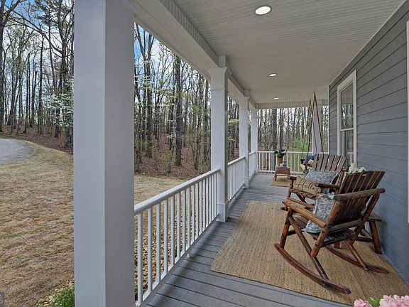 4th image of 375 Ridgewood Rd