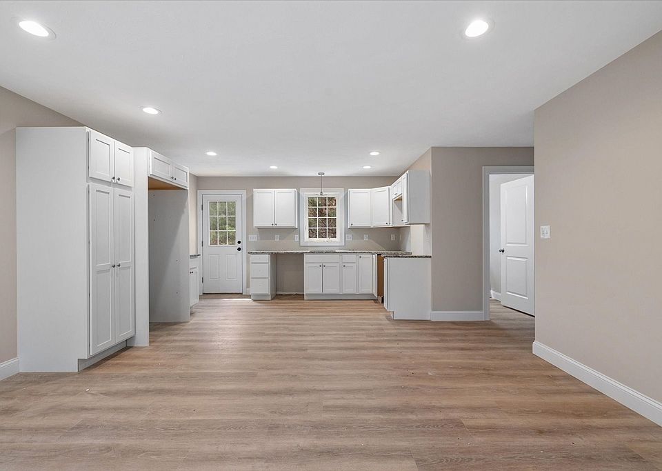 60 Hill Rd Charlton MA Zillow