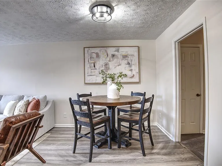 587 Wedgewood Dr — Photo 3