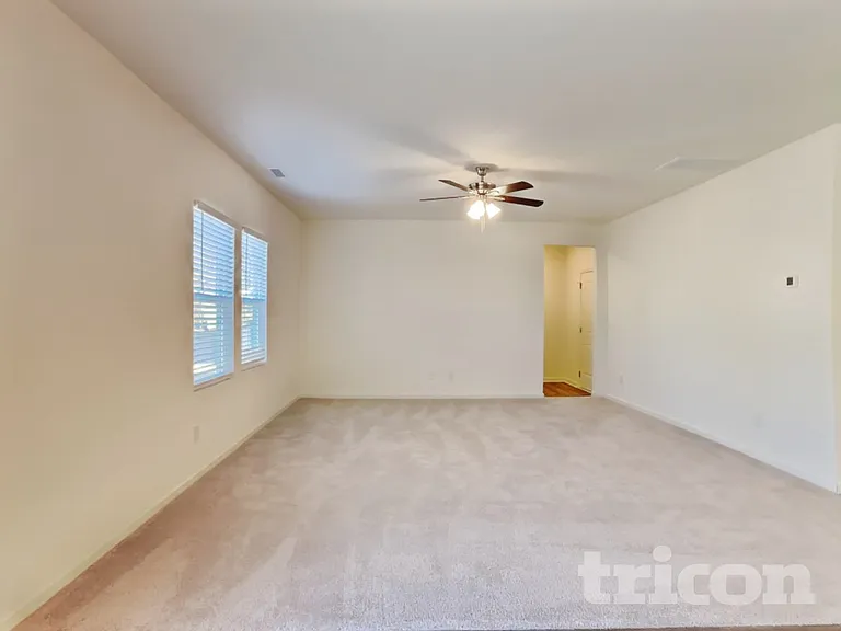 130 Lynnridge Dr — Photo 4