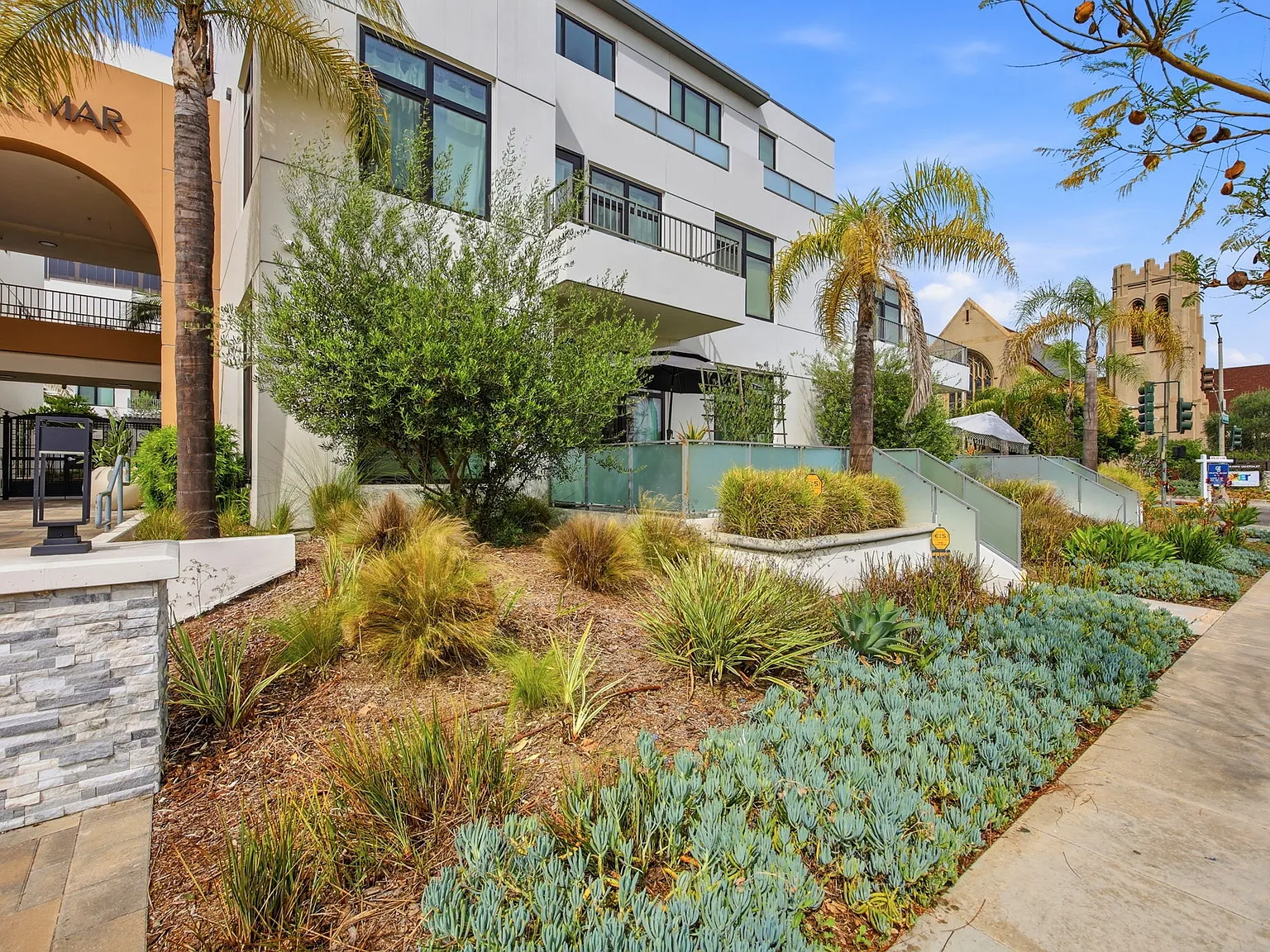 399 E Del Mar Blvd — Photo 2