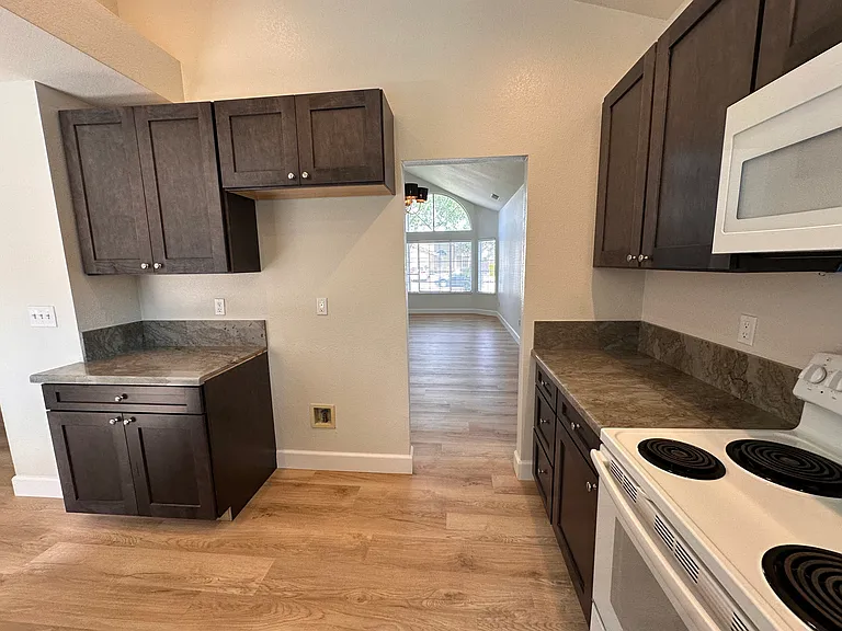 52 Elizabeth Ct — Photo 24
