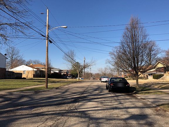 5th image of 978 Thunderbird Dr