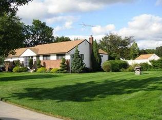 4 Stan Ct, Old Bethpage, NY 11804