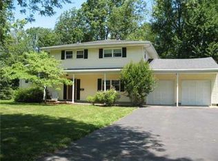 24 Steven Rd, Kendall Park, NJ 08824