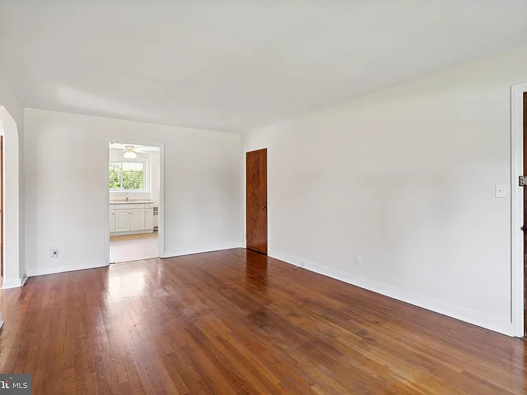 10 Lloyd Ave #1N — Photo 9