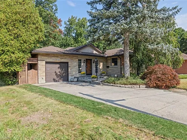40 Bertram Dr, Hamilton, ON L9H 4T3
