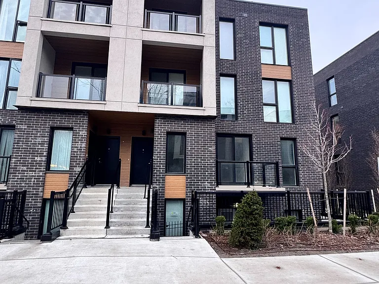 176 Clonmore Dr #4 — Photo 2