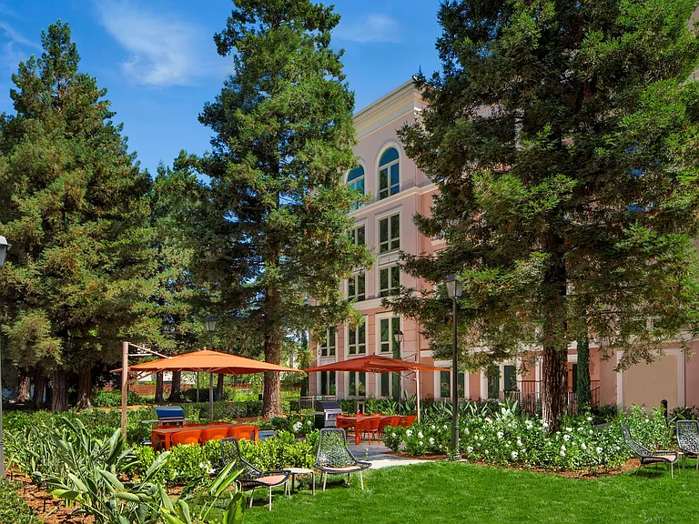 Redwood Place Apartment Homes — Photo 9